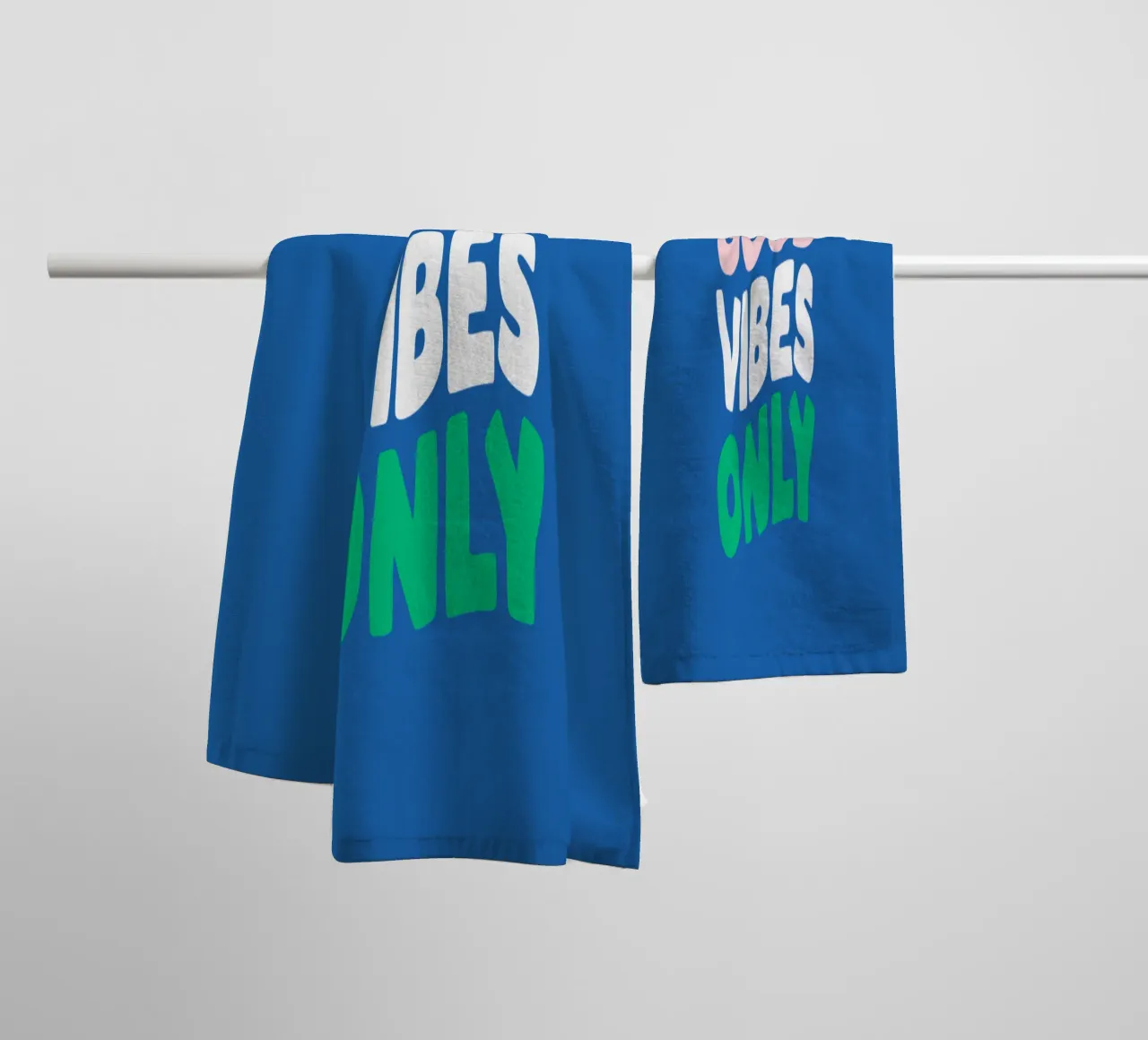 Good Vibes Only Roze Groen Blauw en Wit Typografie Print badhanddoek van THE MOTIVATED TYPE