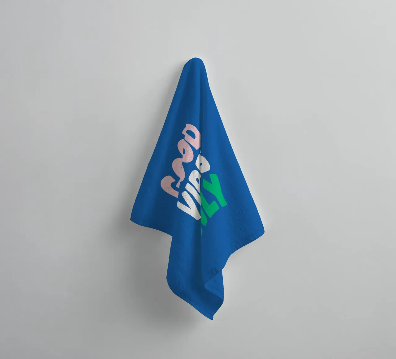 Good Vibes Only Roze Groen Blauw en Wit Typografie Print badhanddoek van THE MOTIVATED TYPE