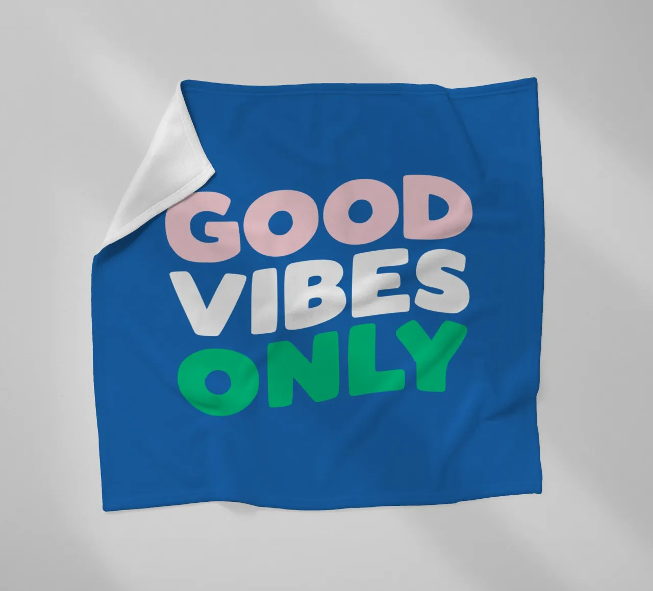 Stampa tipografica Good Vibes Only Rosa Verde Blu e Bianco coperta in pile da THE MOTIVATED TYPE