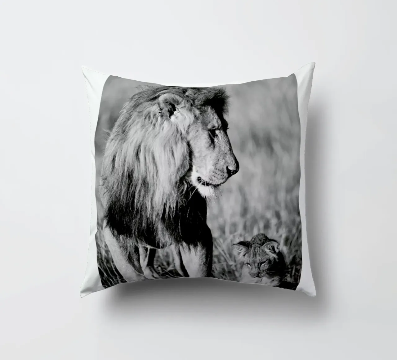 Lion Teaching His Cub cuscino da Natural Kingdom