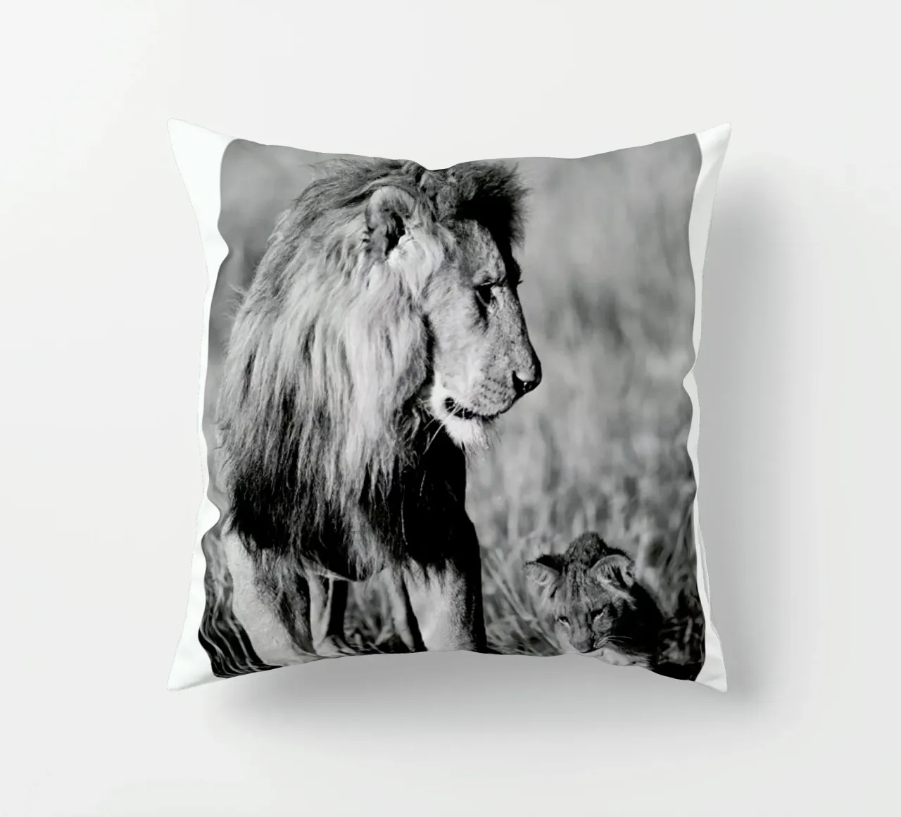 Lion Teaching His Cub cuscino da Natural Kingdom