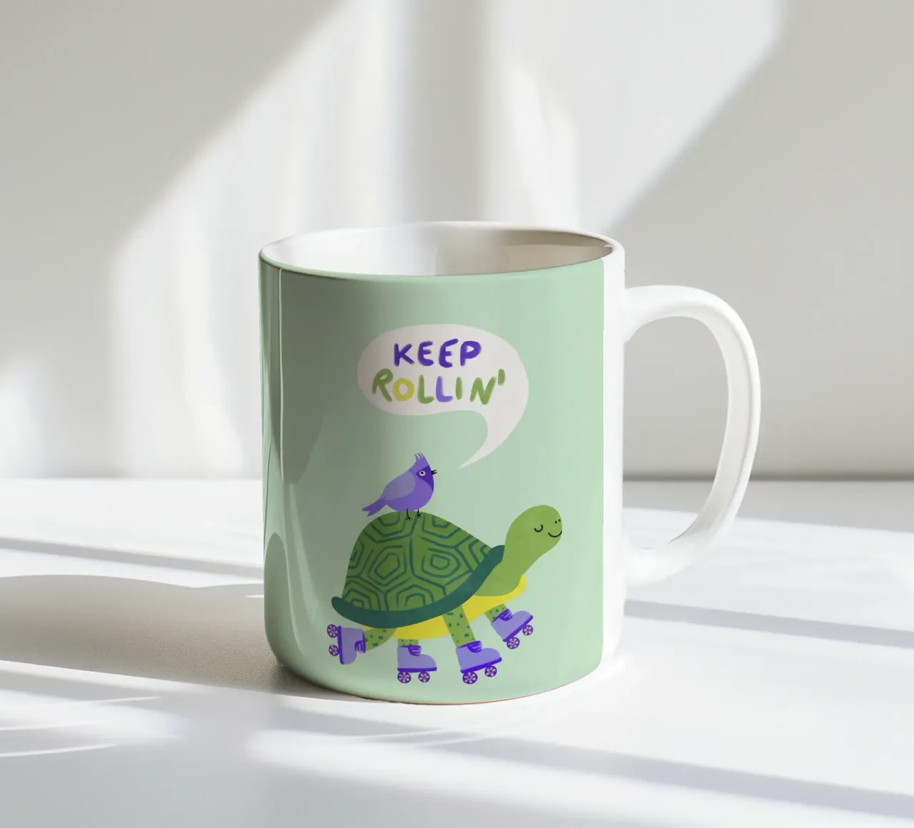 Tartaruga con uccello - continua a rotolare! tazza in ceramica da Illustration Raissa Oltmanns