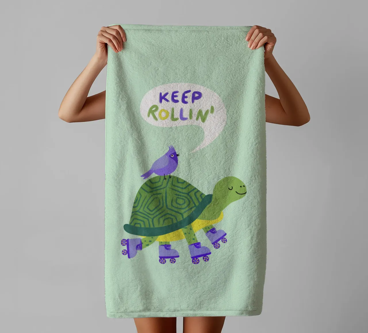 Tartaruga con uccello - continua a rotolare! asciugamano da bagno da Illustration Raissa Oltmanns