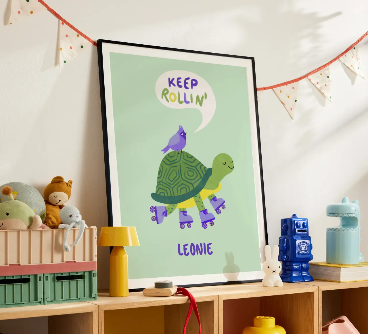 Tartaruga con uccello - continua a rotolare! poster con telaio in plastica da Illustration Raissa Oltmanns