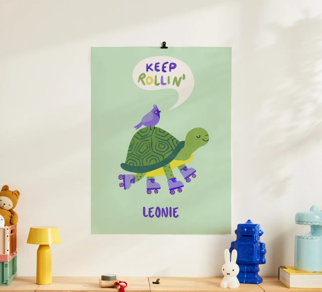 Tartaruga con uccello - continua a rotolare! poster con telaio in plastica da Illustration Raissa Oltmanns