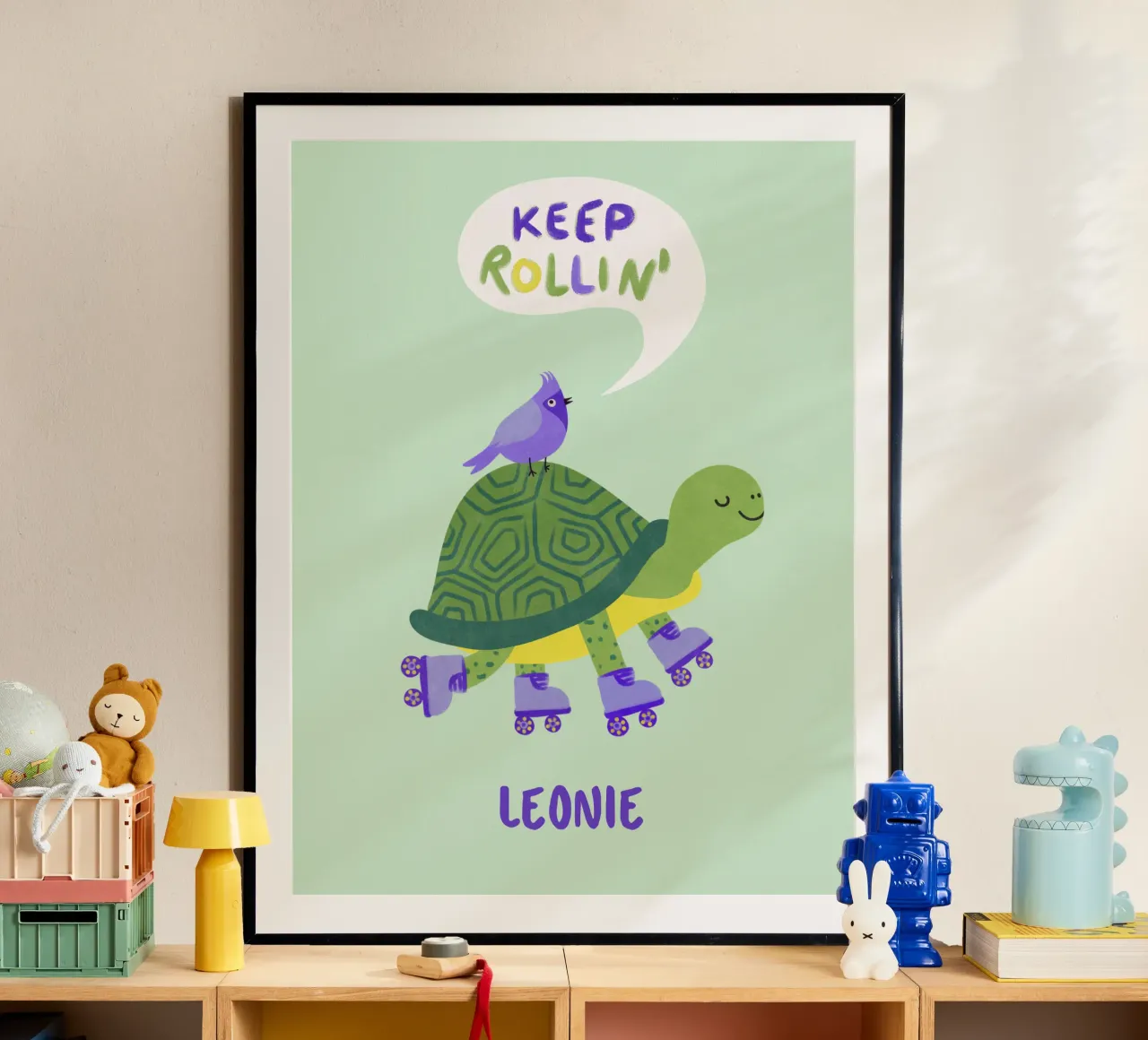 Tartaruga con uccello - continua a rotolare! poster con telaio in plastica da Illustration Raissa Oltmanns