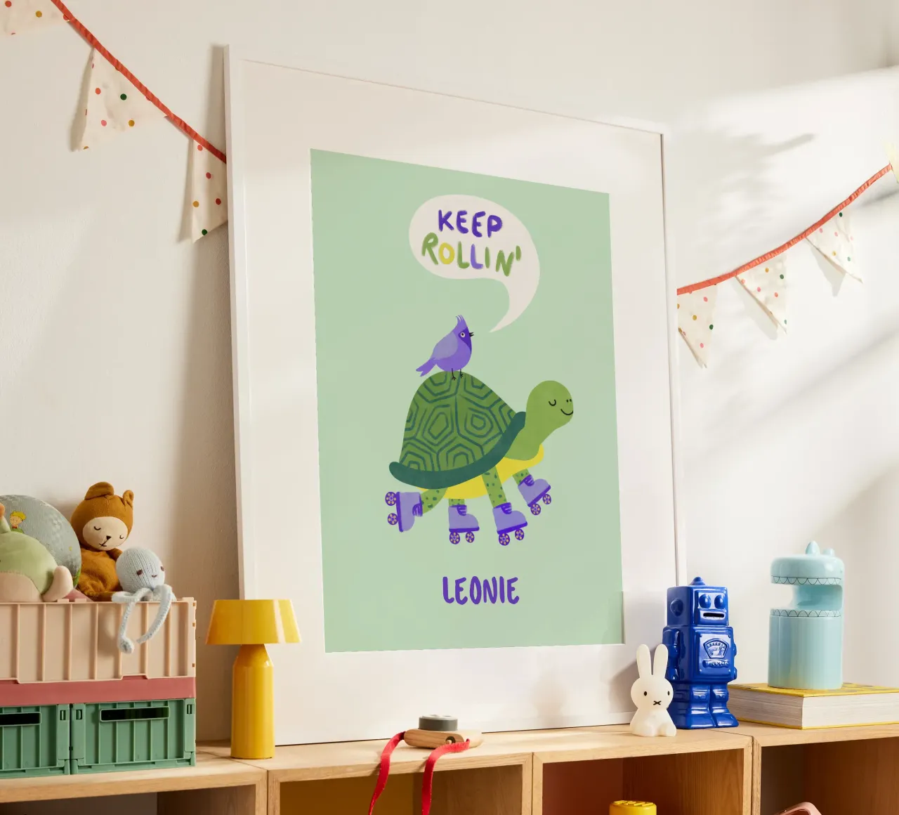 Tartaruga con uccello - continua a rotolare! poster con telaio in plastica da Illustration Raissa Oltmanns