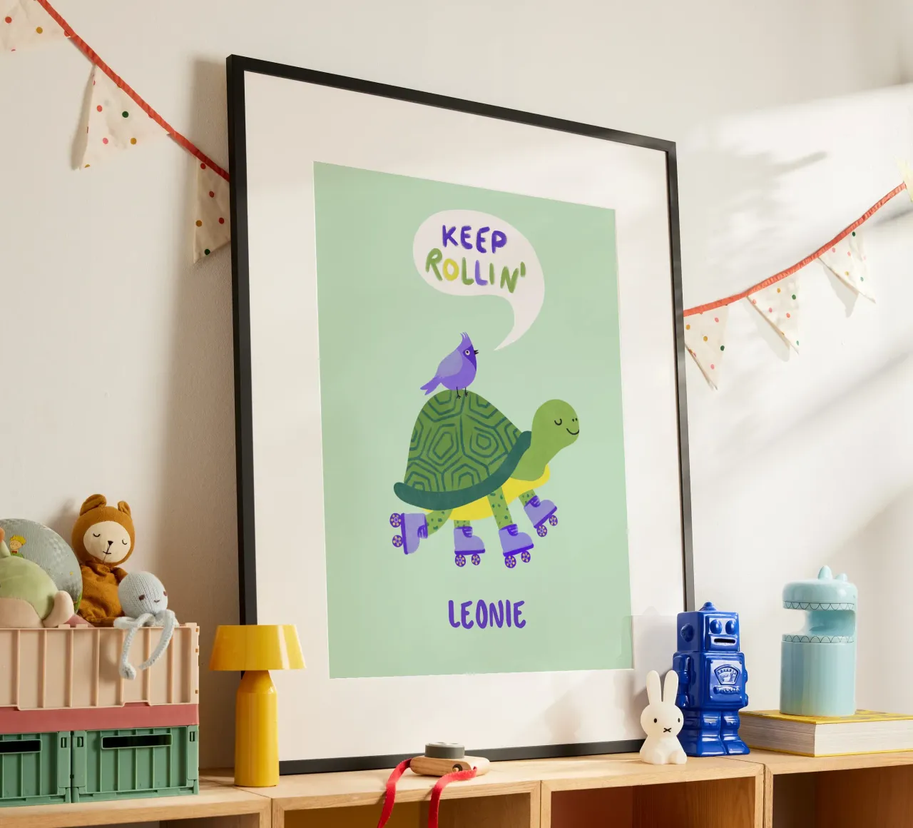 Tartaruga con uccello - continua a rotolare! poster con telaio in plastica da Illustration Raissa Oltmanns