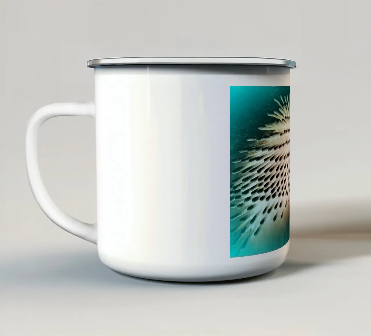 Sotto l'acqua tazza in smalto da Massimo Frascogna