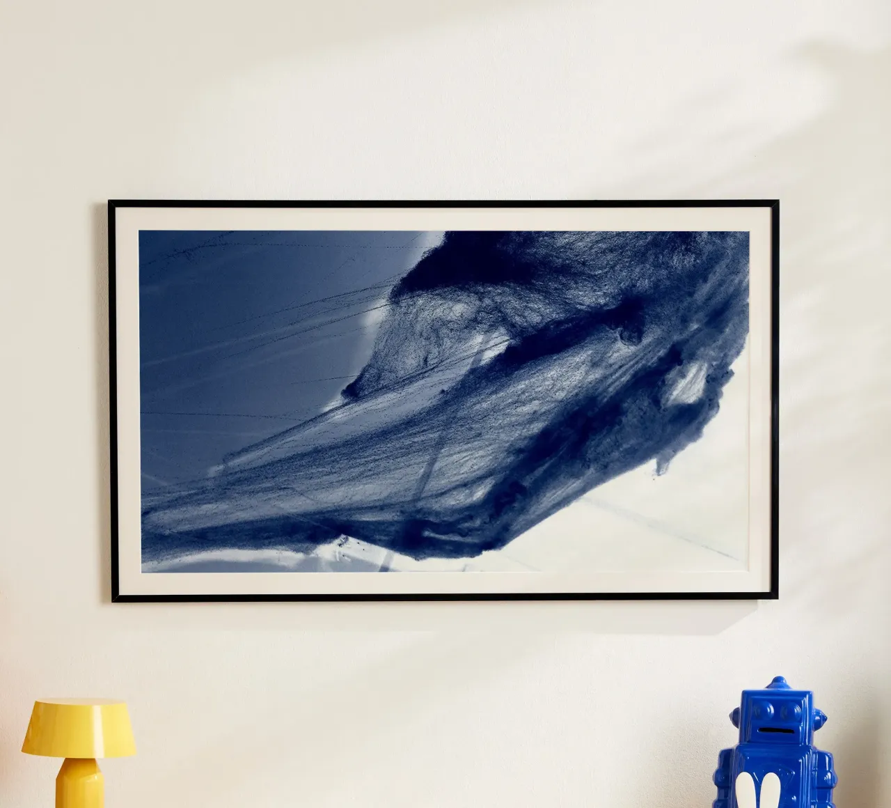 Ragnatela blu poster con telaio in plastica da Massimo Frascogna