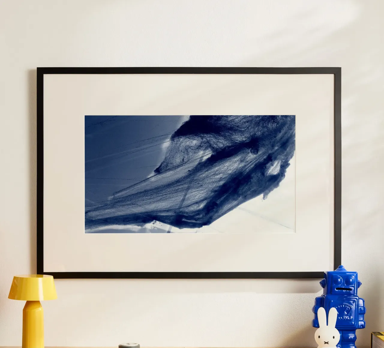Ragnatela blu poster con telaio in plastica da Massimo Frascogna