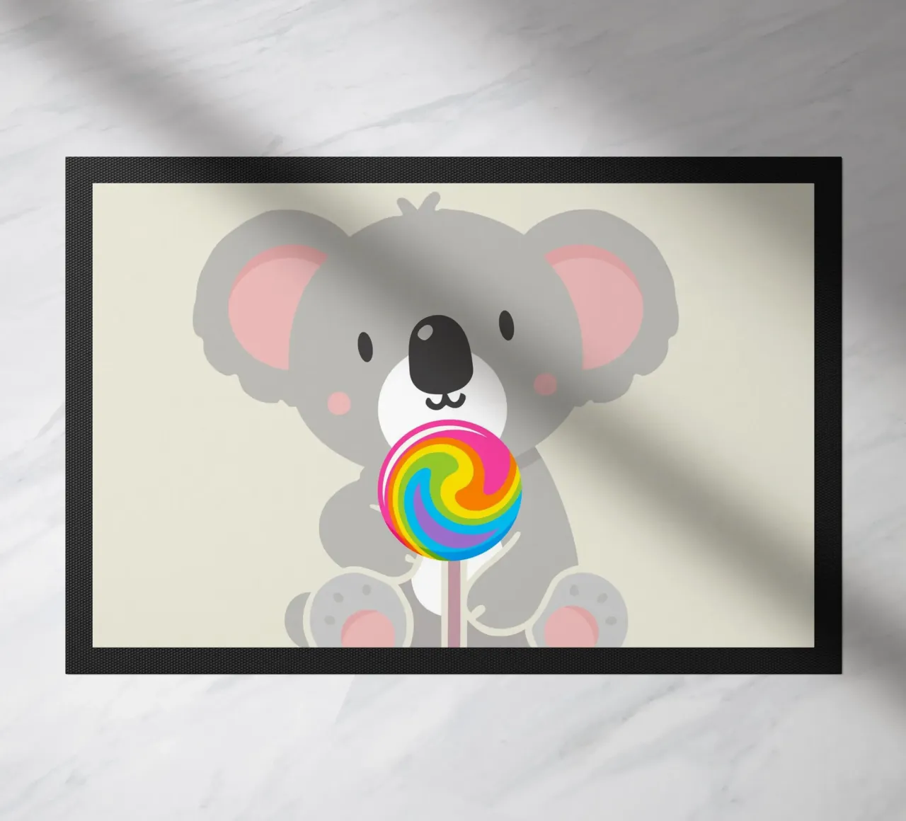Piccolo koala allegro con un lecca-lecca colorato zerbino da namosh
