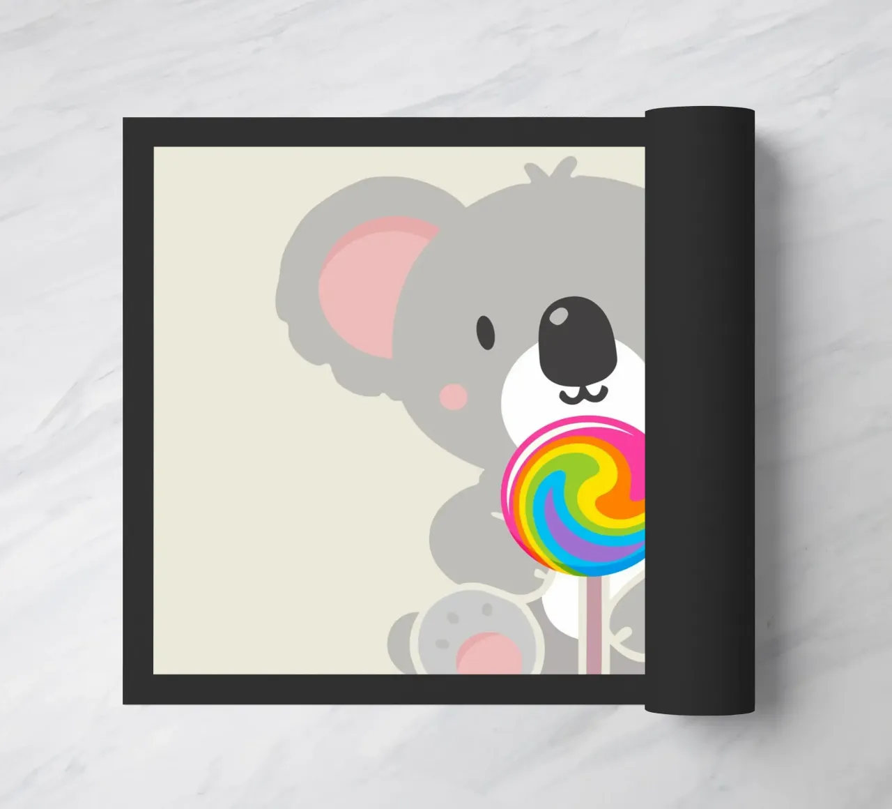 Piccolo koala allegro con un lecca-lecca colorato zerbino da namosh