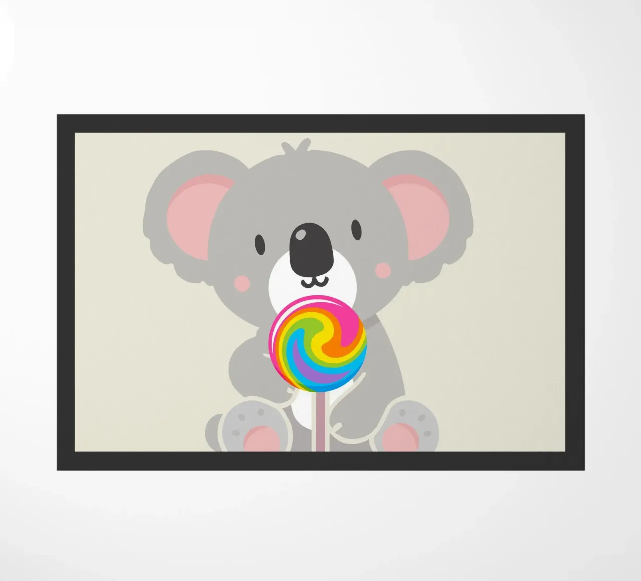 Piccolo koala allegro con un lecca-lecca colorato zerbino da namosh