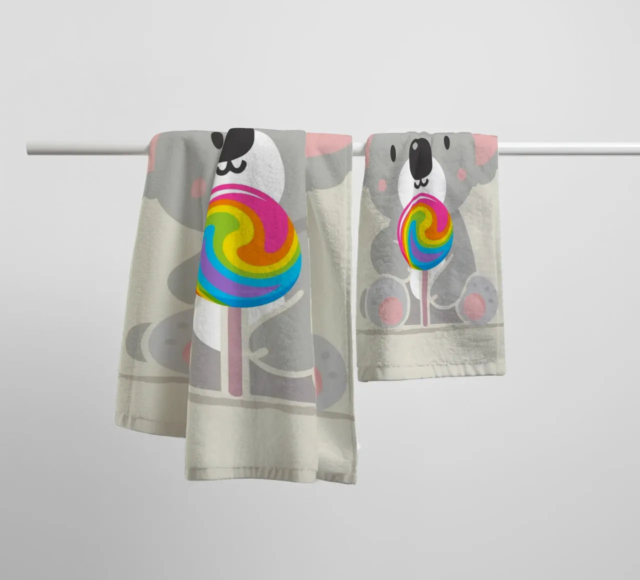 Piccolo koala allegro con un lecca-lecca colorato asciugamano da bagno da namosh