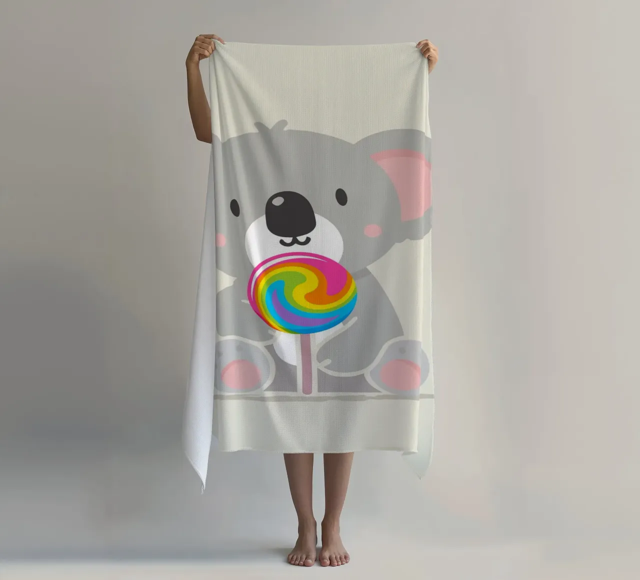 Piccolo koala allegro con un lecca-lecca colorato telo mare da namosh