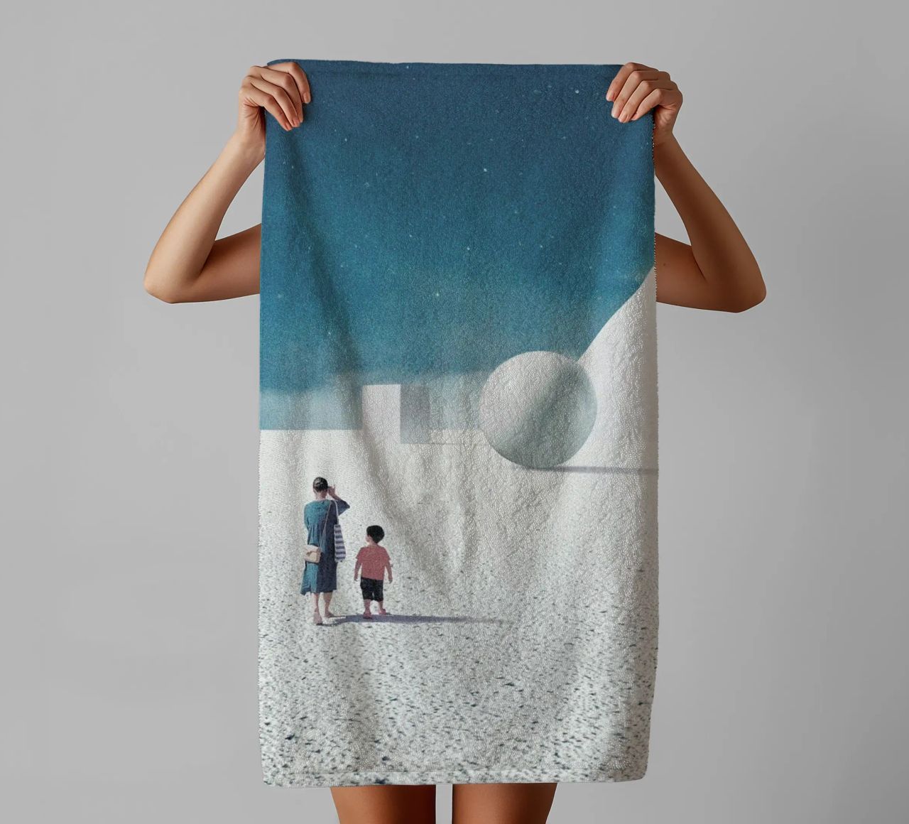 Mom Taught Me How To Look Around Handtuch von Maarten Léon