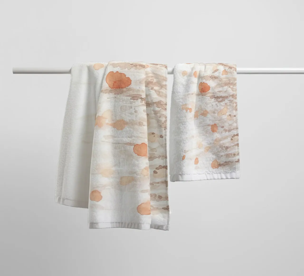 Orangefarbene Aquarellmohnblumen Handtuch von NouveauPrints