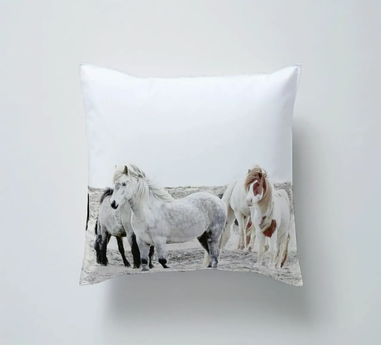 Wild and Free Horses 1 cuscino da Monika Strigel