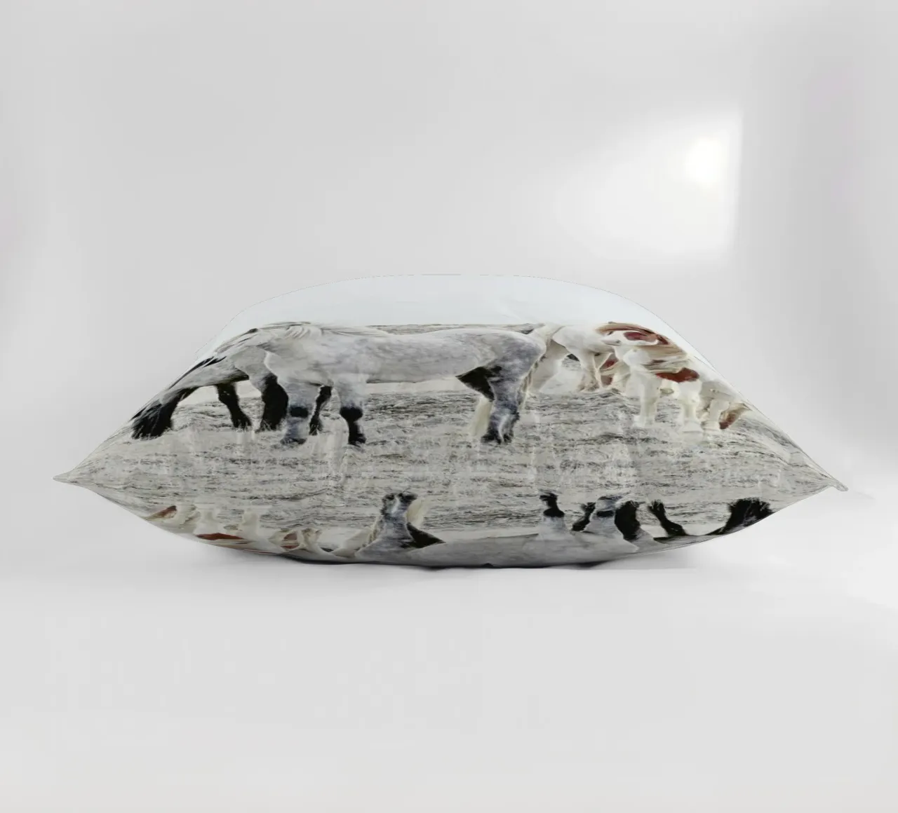 Wild and Free Horses 1 cuscino da Monika Strigel