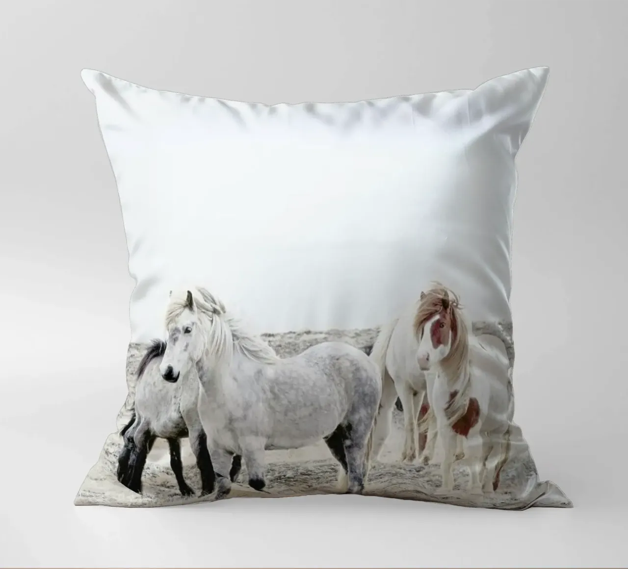 Wild and Free Horses 1 cuscino da Monika Strigel