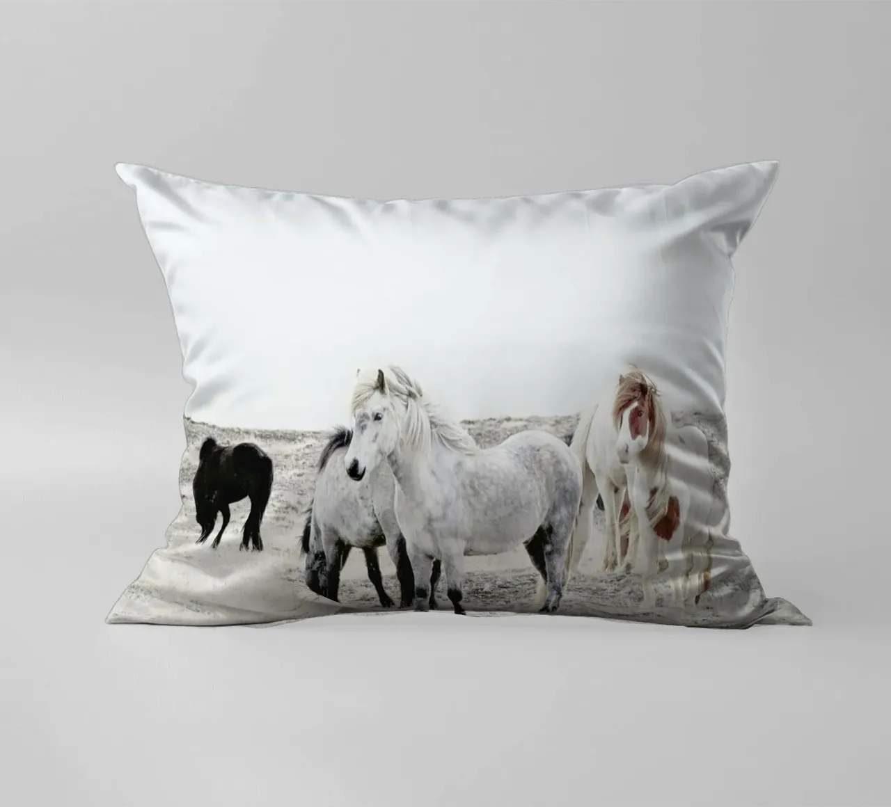 Wild and Free Horses 1 cuscino da Monika Strigel