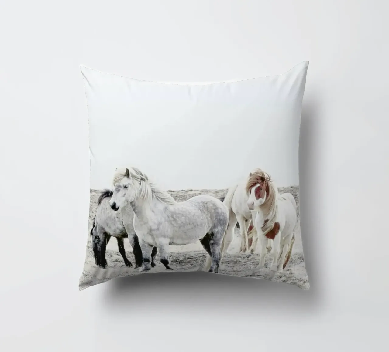 Wild and Free Horses 1 cuscino da Monika Strigel