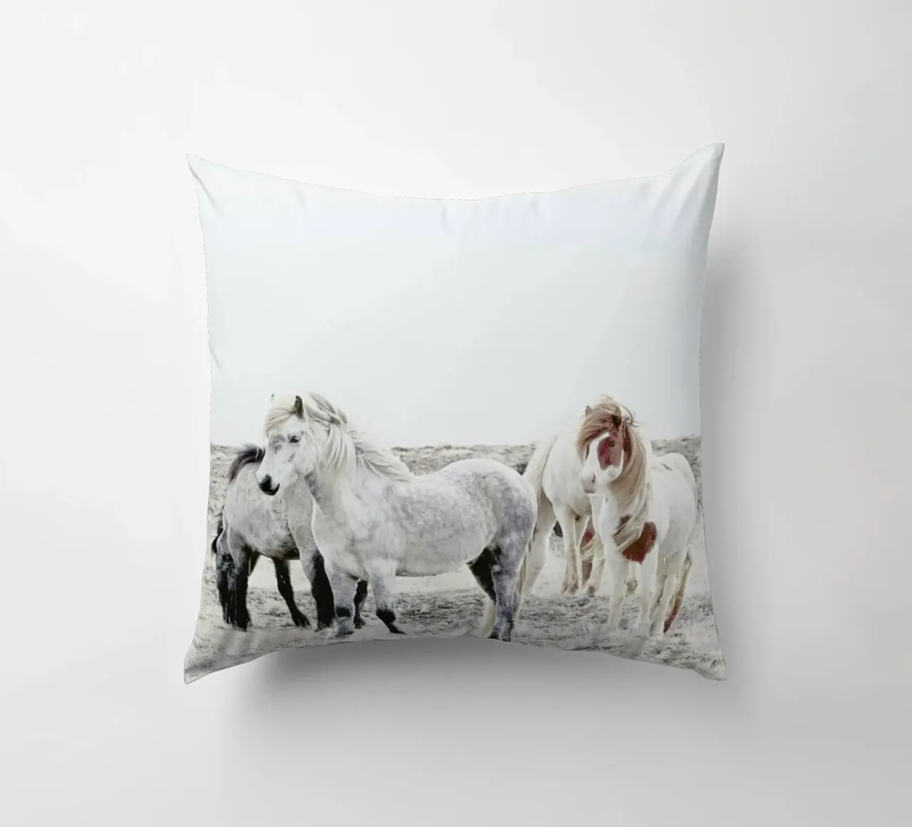 Wild and Free Horses 1 cuscino da Monika Strigel