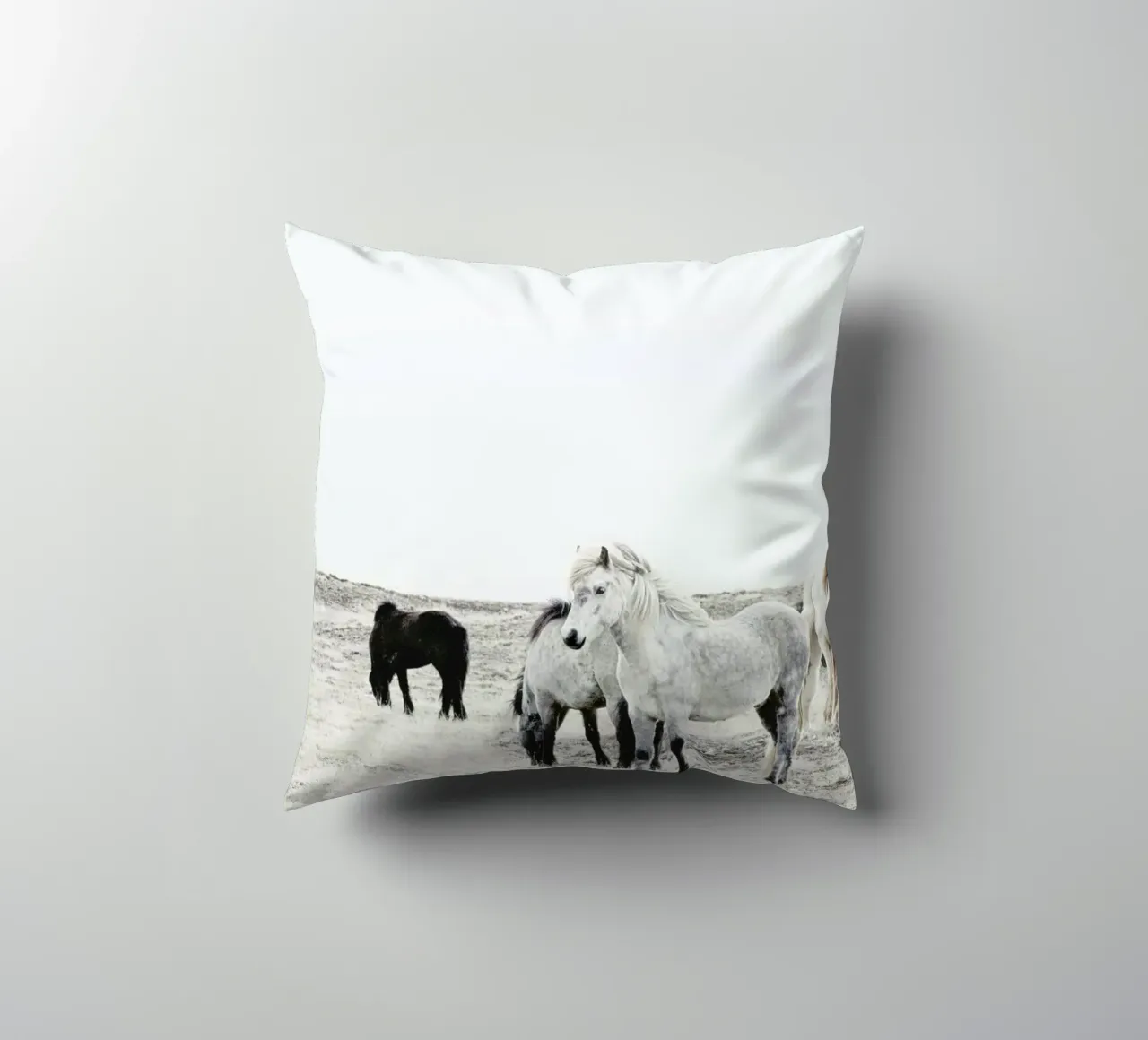 Wild and Free Horses 1 cuscino da Monika Strigel