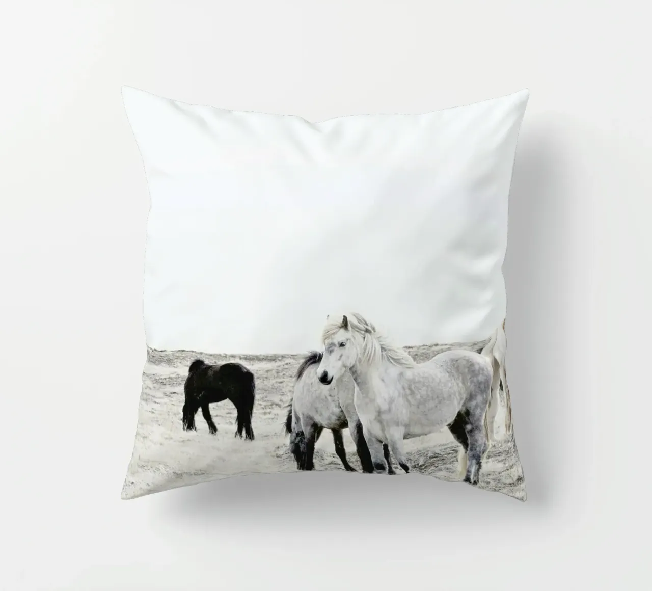 Wild and Free Horses 1 cuscino da Monika Strigel