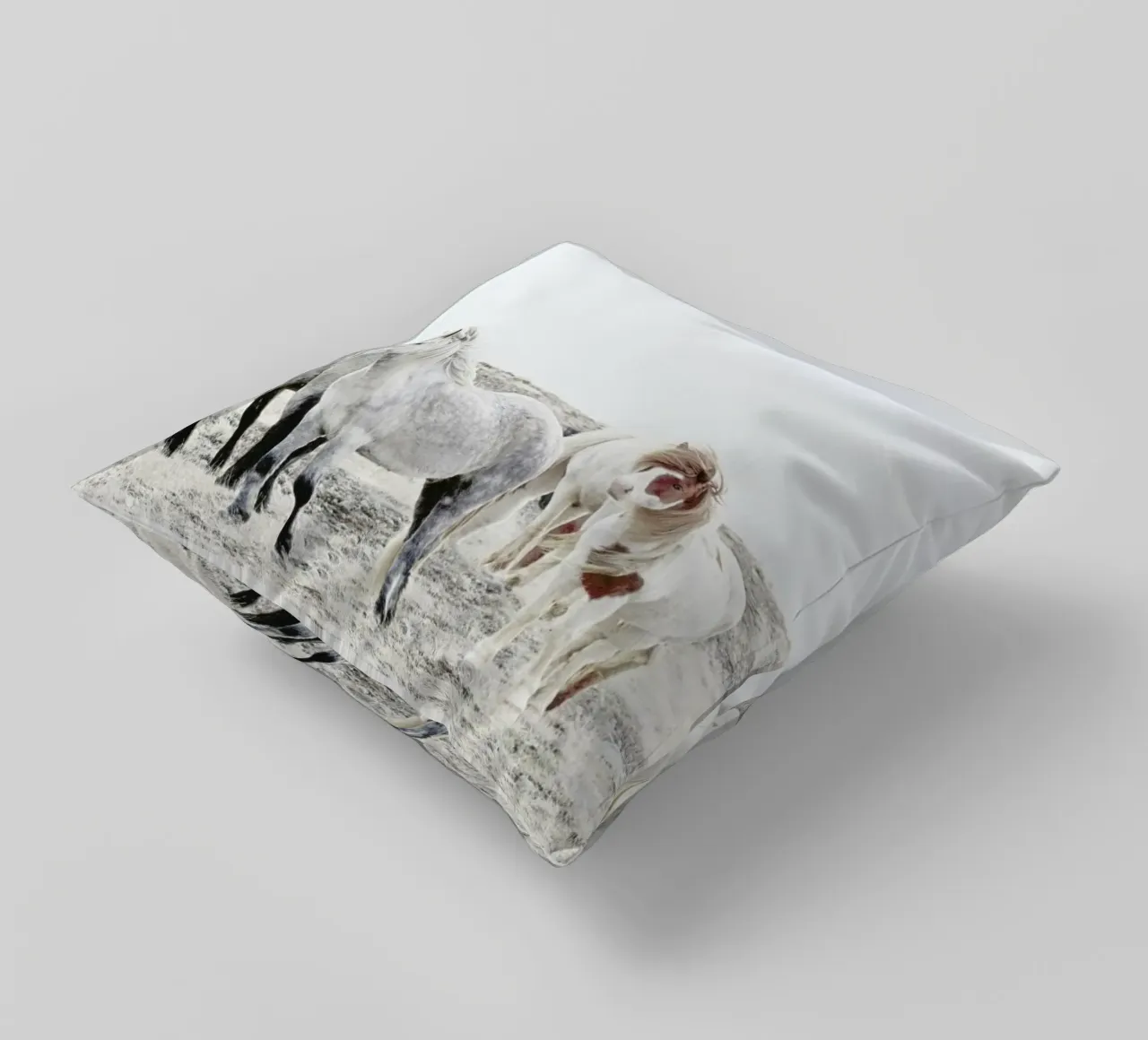 Wild and Free Horses 1 cuscino da Monika Strigel