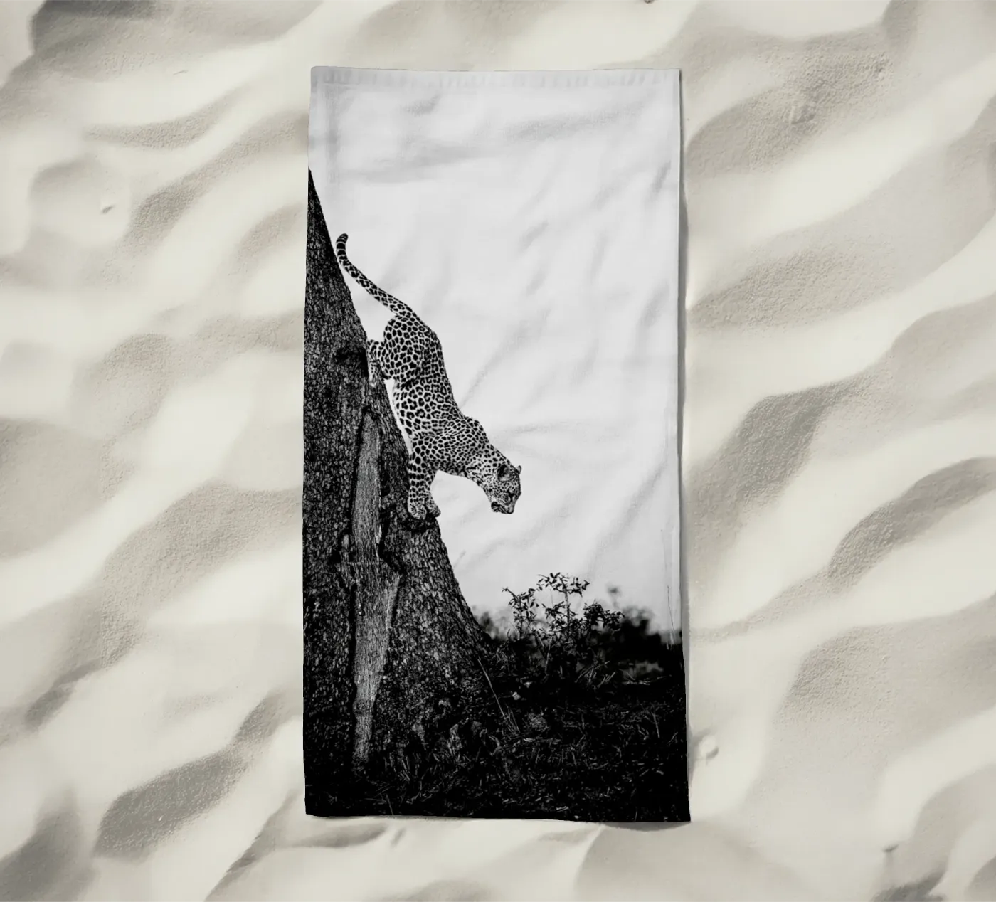 Pouncing Leopard strandhanddoek van Natural Kingdom