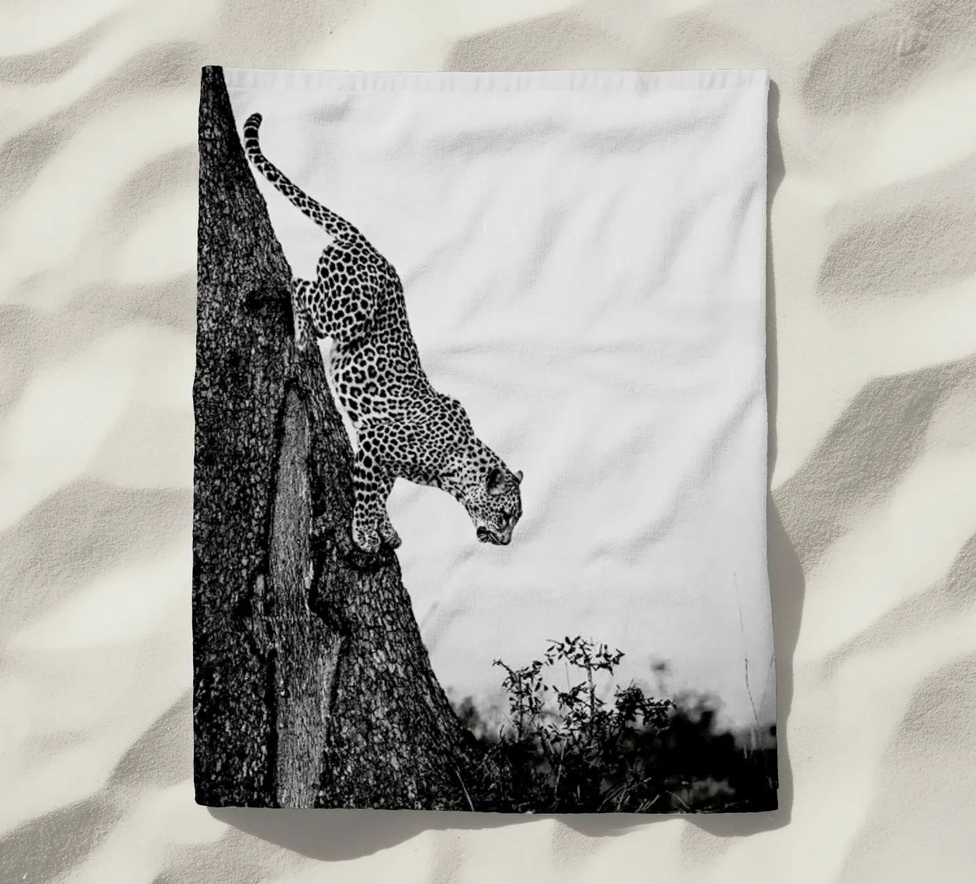 Pouncing Leopard strandhanddoek van Natural Kingdom