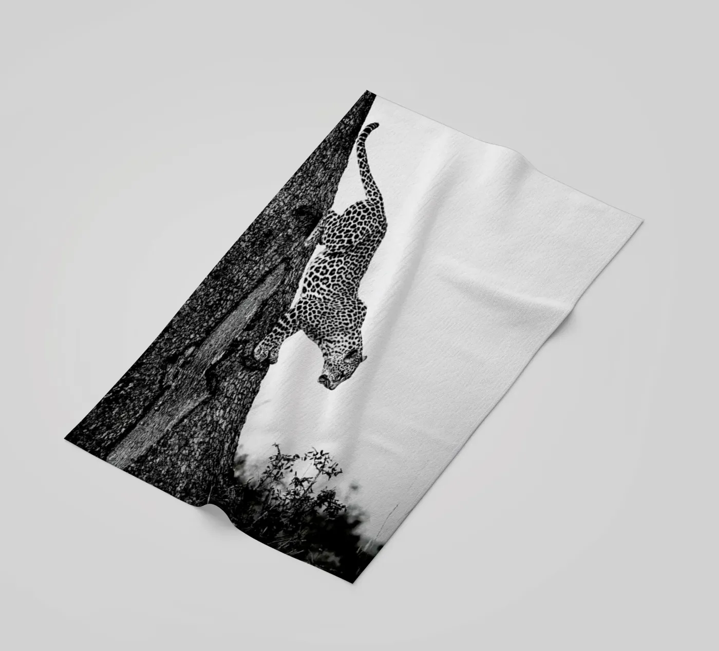 Pouncing Leopard strandhanddoek van Natural Kingdom