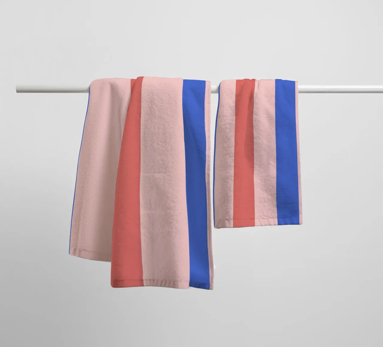 Linee di blush e blu asciugamano da bagno da Wackapacka