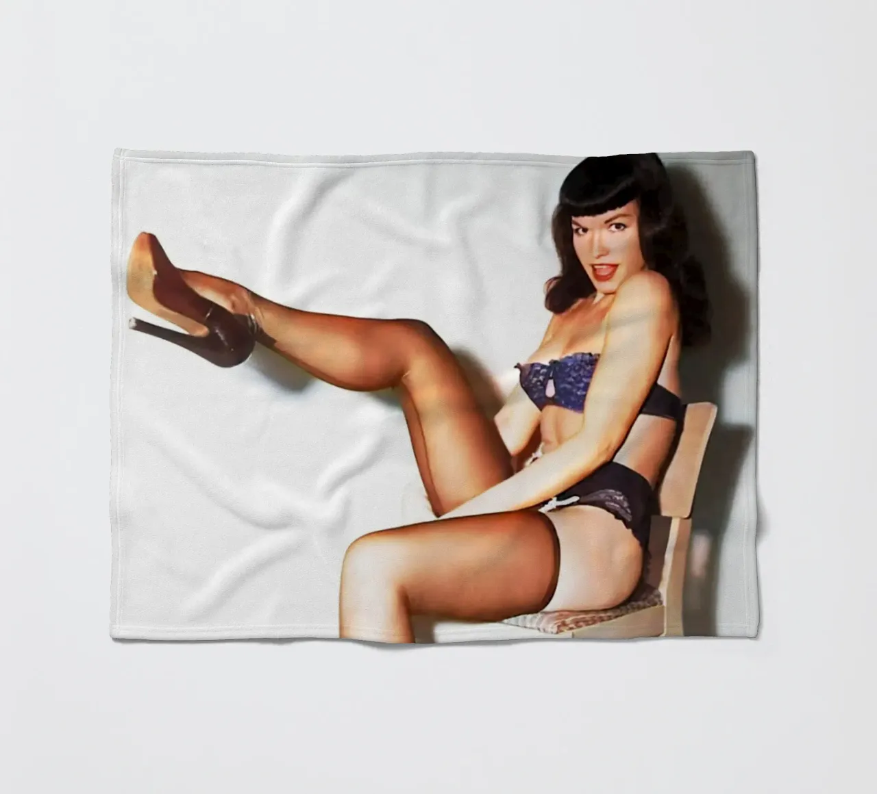 Un passo avanti con l'arte retrò vintage di Miss Bettie Page coperta in pile da rangginangs