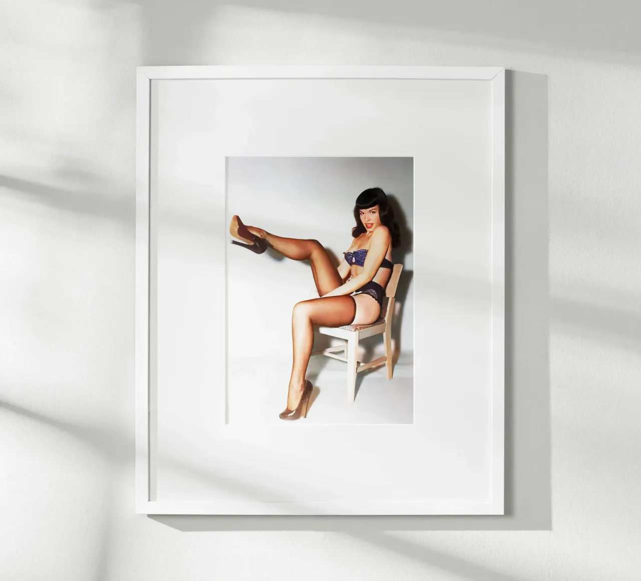 Un passo avanti con l'arte retrò vintage di Miss Bettie Page poster con telaio in legno da rangginangs