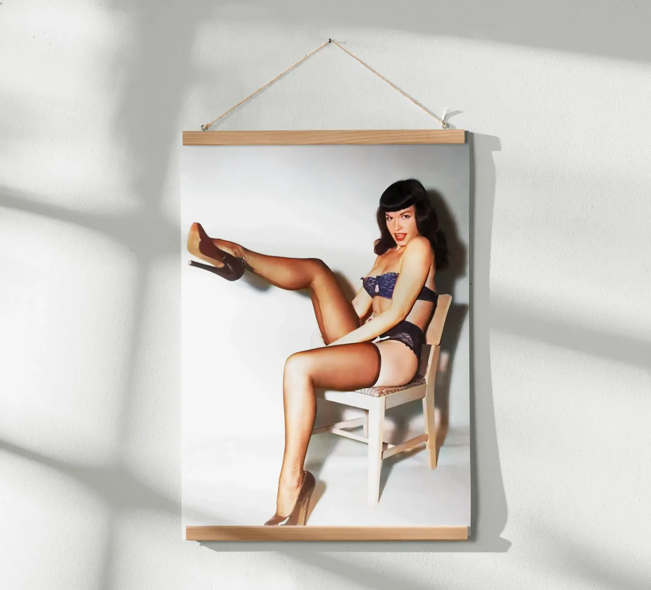 Un passo avanti con l'arte retrò vintage di Miss Bettie Page poster con telaio in legno da rangginangs