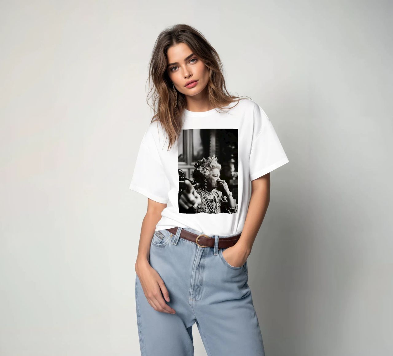 Funny Bathroom Vintage Queen Meme Art t-shirt de kembangross