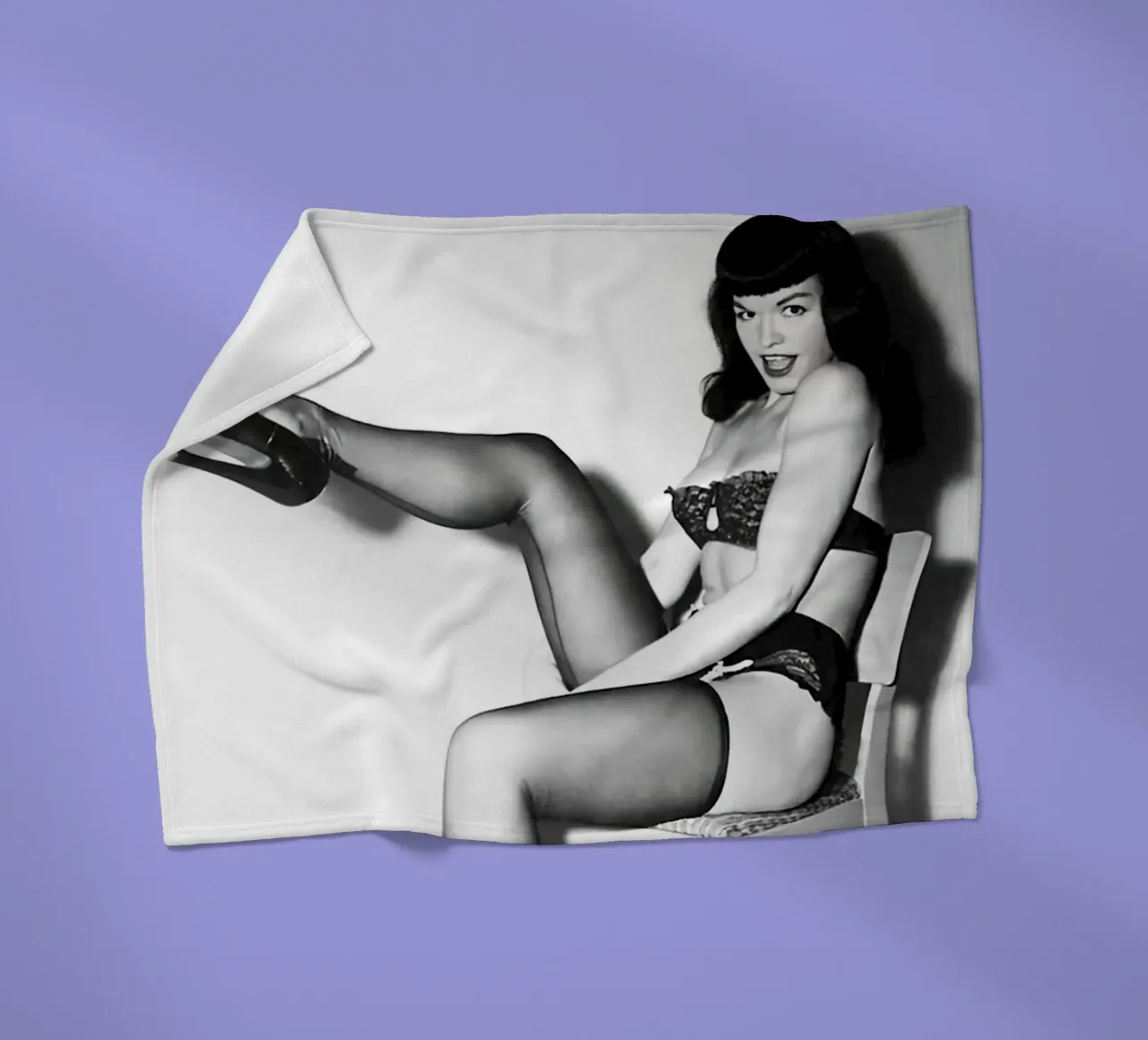 Un passo avanti... con Miss Bettie Page Arte retrò d'epoca coperta in pile da kembangross