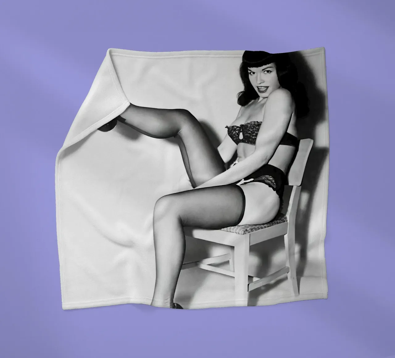 Un passo avanti... con Miss Bettie Page Arte retrò d'epoca coperta in pile da kembangross