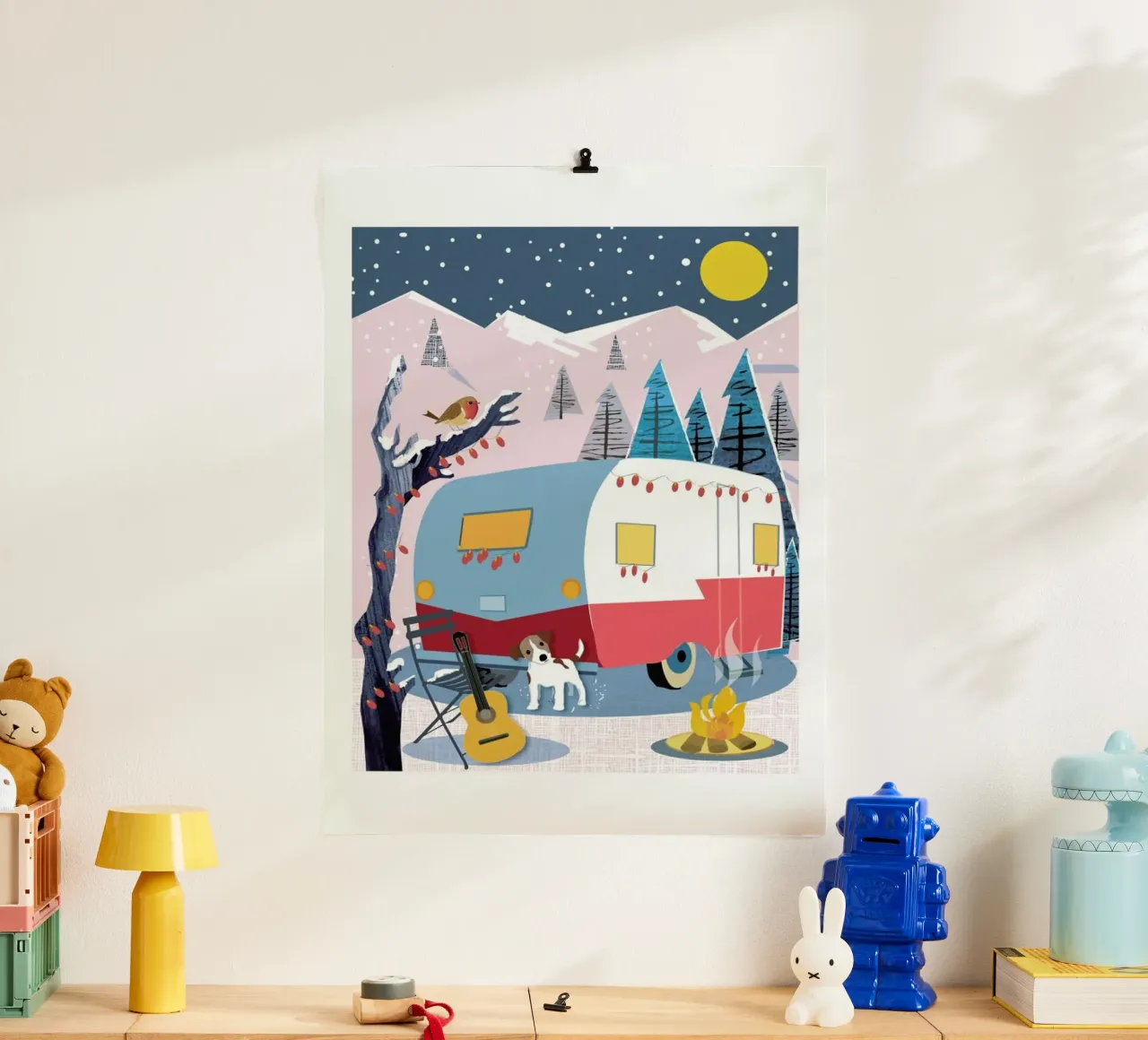 Winter Dog And Caravan poster con telaio in legno da Rocket68