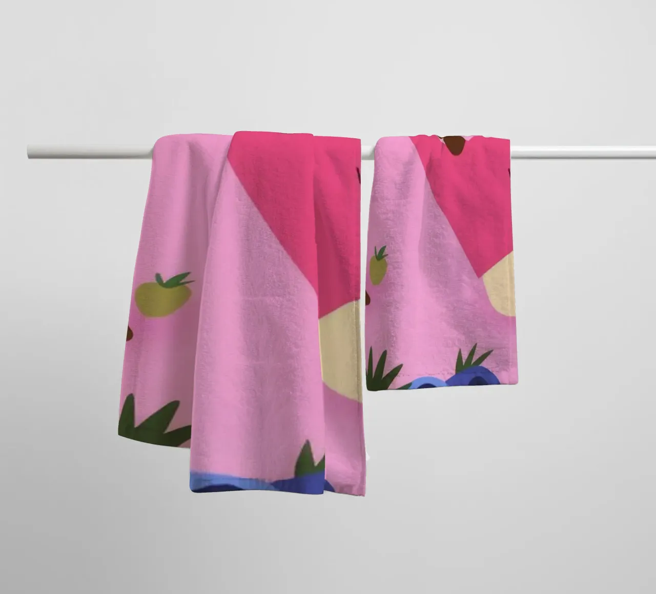Speelse Aardbeiendans badhanddoek van Color Oblivion