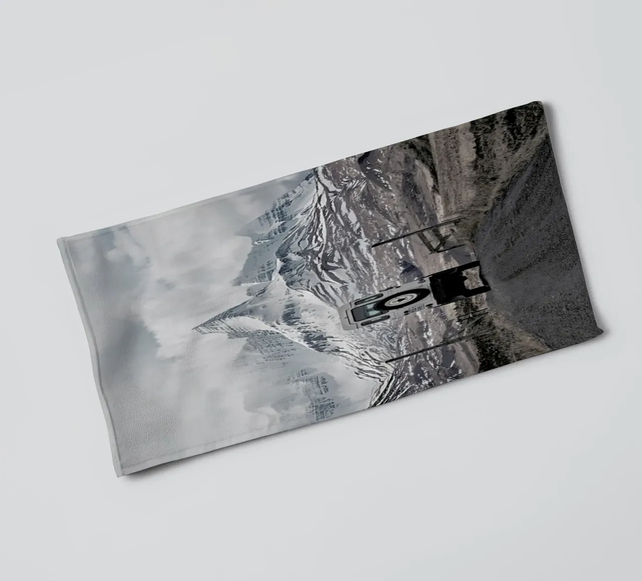 Roam the Planet Iceland 01 asciugamano da bagno da Monika Strigel