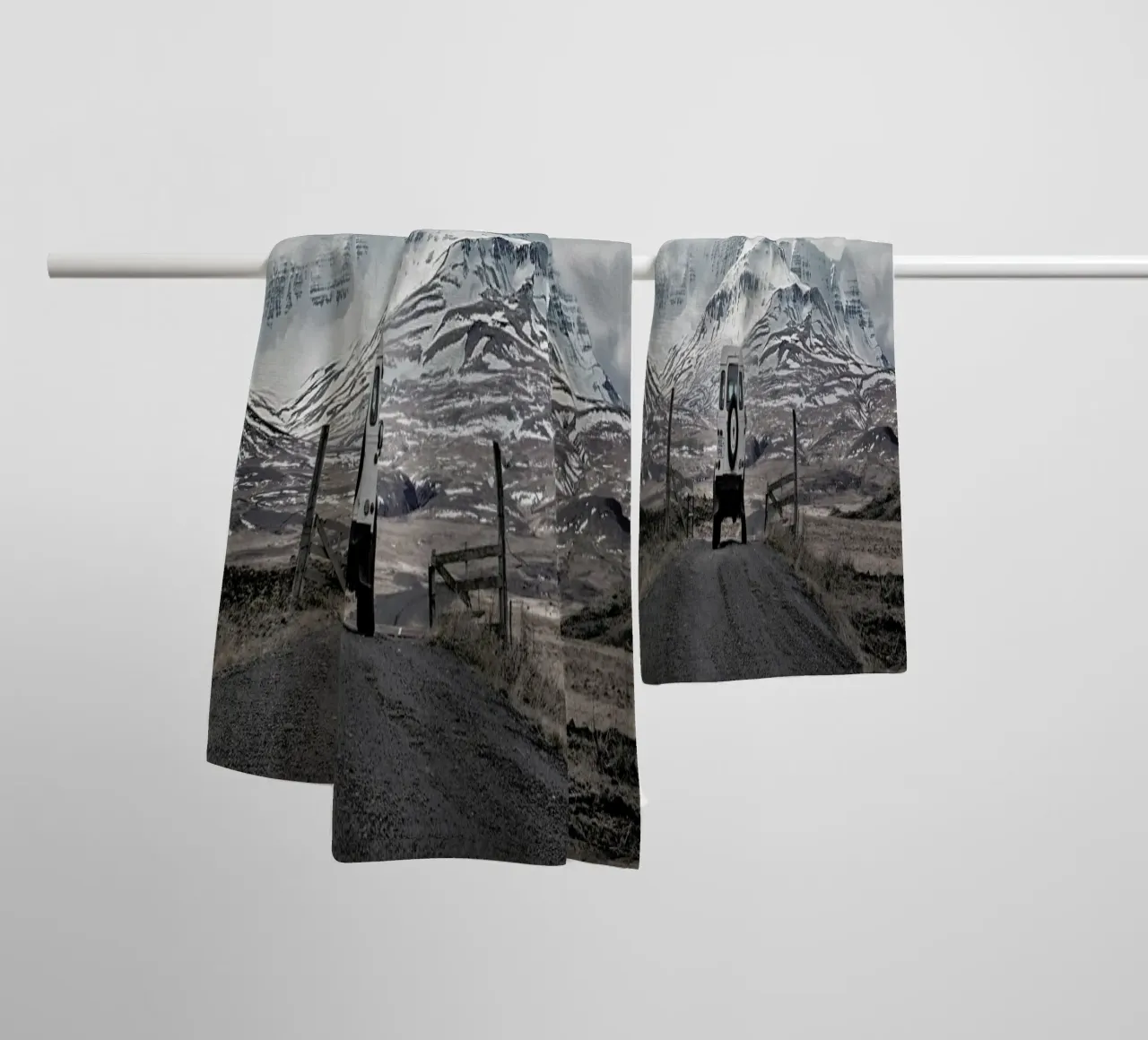 Roam the Planet Iceland 01 asciugamano da bagno da Monika Strigel