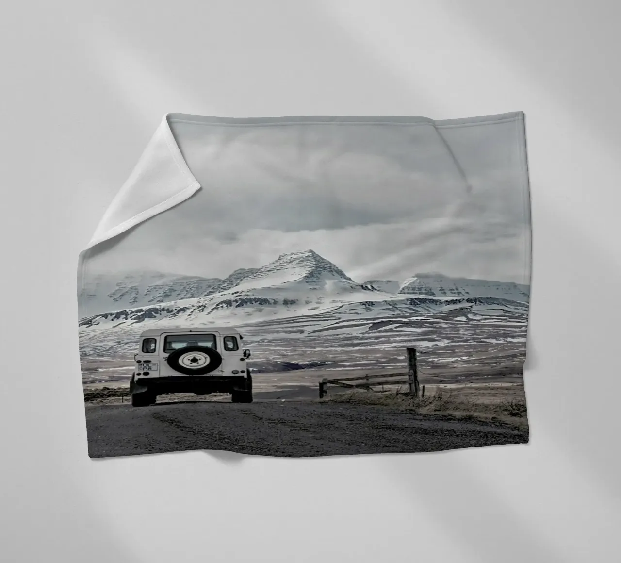 Roam the Planet Iceland 01 coperta in pile da Monika Strigel