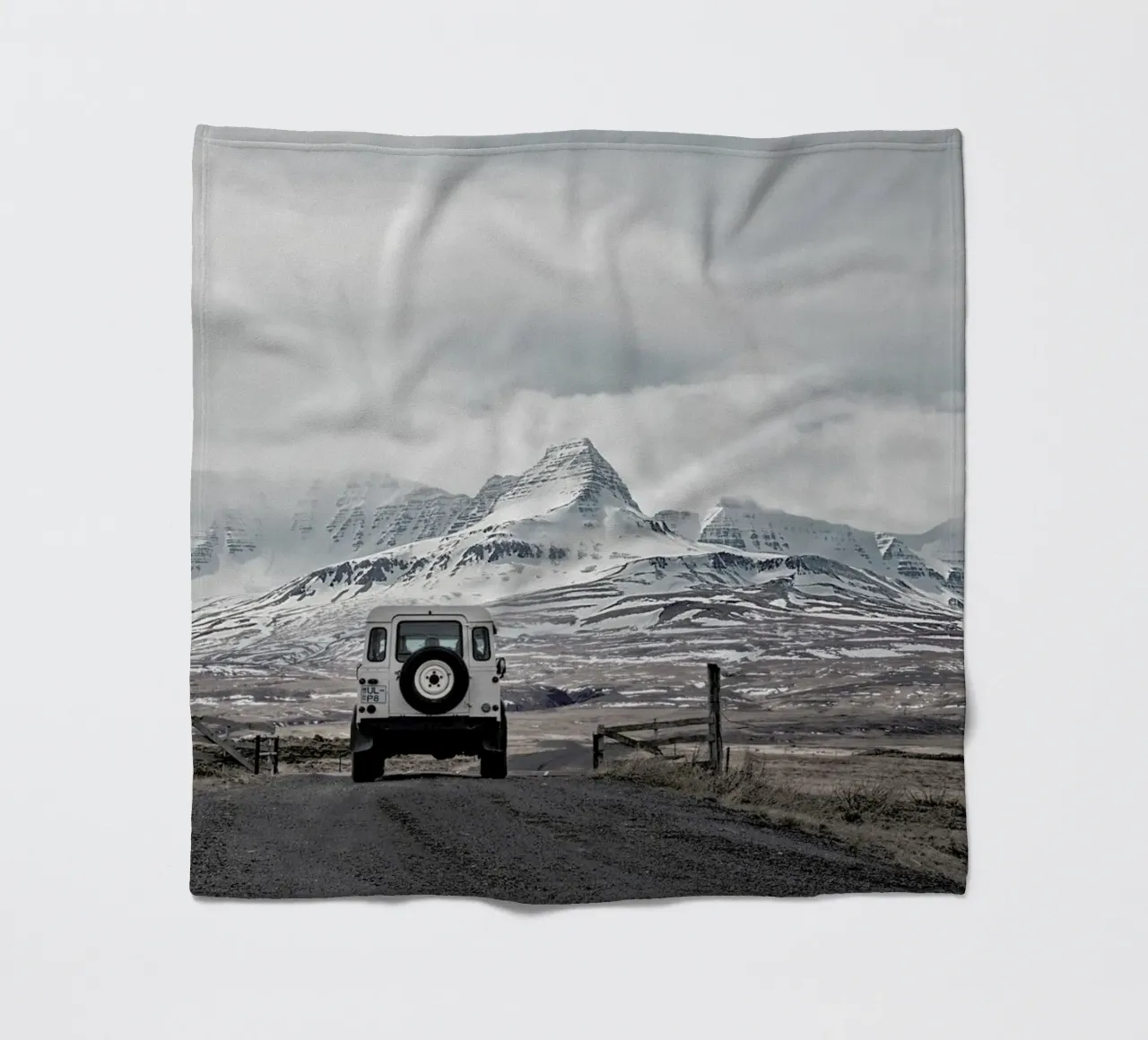 Roam the Planet Iceland 01 coperta in pile da Monika Strigel