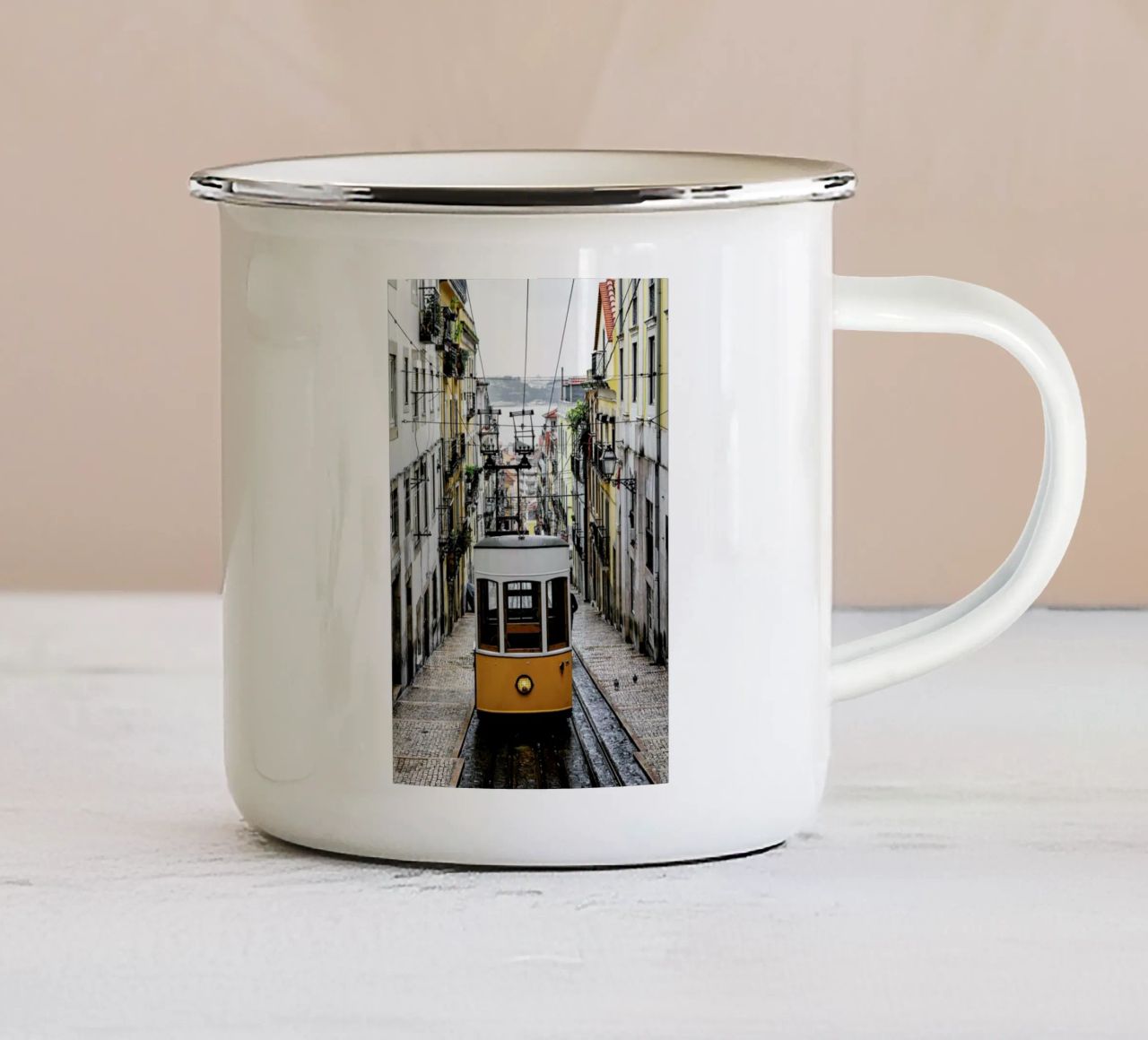 Yellow Tram tazza in smalto da EyeEm Mobile GmbH