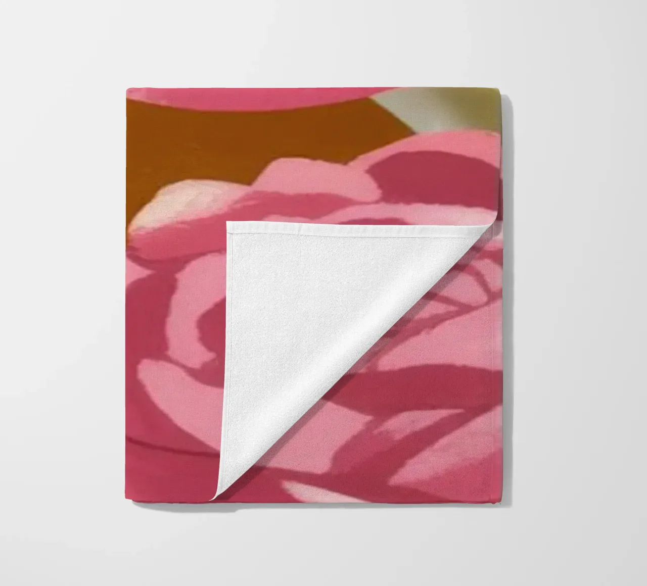 Abbraccio di bellezza in fiore telo mare da Color Oblivion