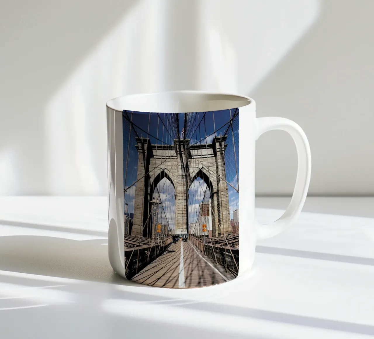 Crossing the Bridge tazza in ceramica da EyeEm Mobile GmbH